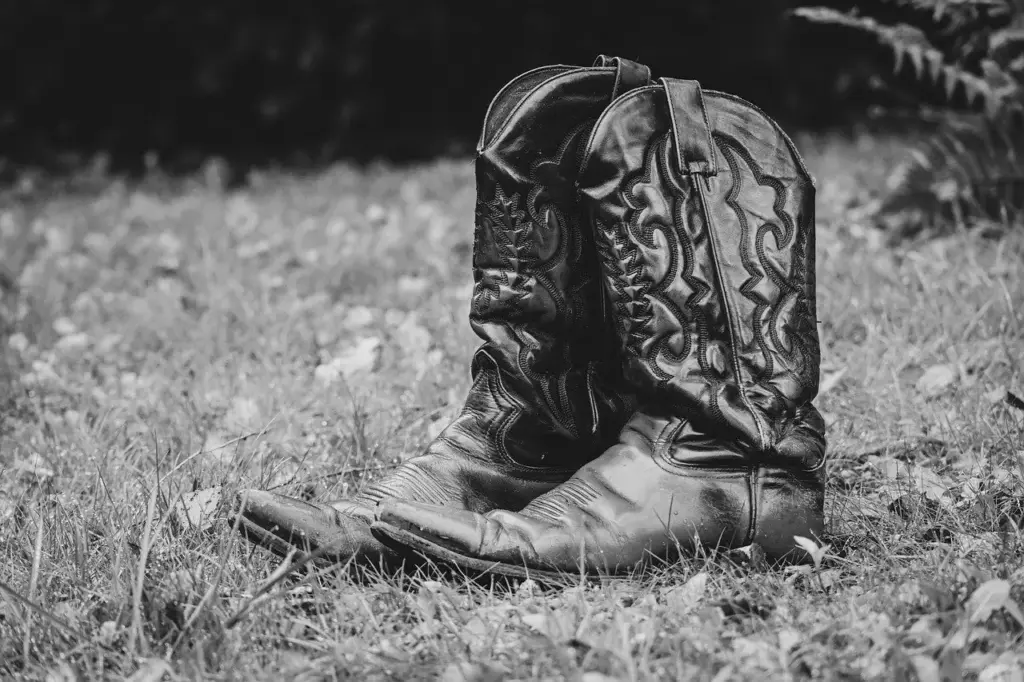 Er der nogle læderprodukter, jeg ikke bør bruge læderrens på?